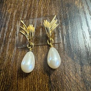Vintage Gold Tone Faux Teardrop Pearl Dangle Drop Wing Design Earrings Cocktail